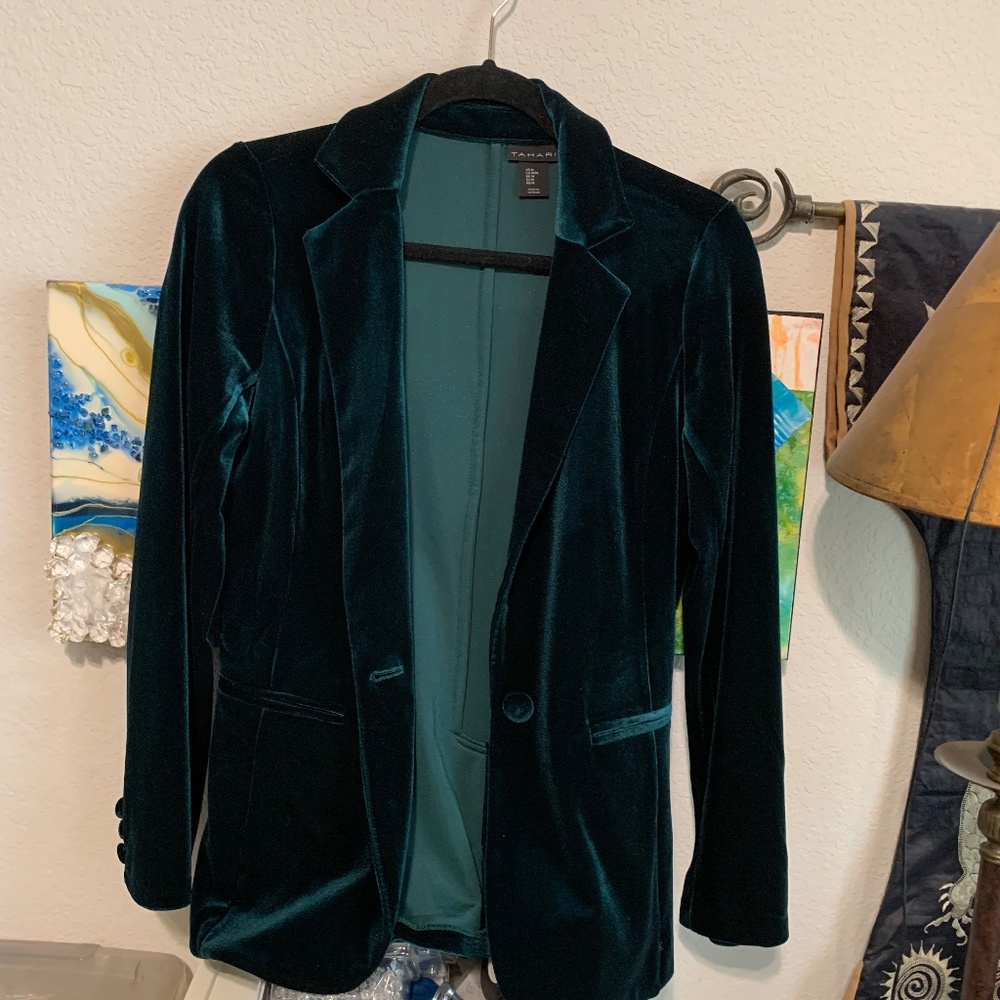 Tahari Velvety single breasted blazer in Medium